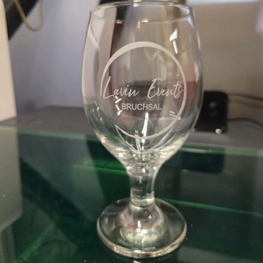 Holzschlüsselanhänger mit gravierten Mustern.